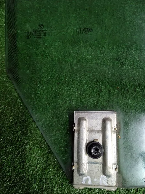 Стекло двери BMW 6-Series 2005 51337009710 E63/E64, переднее правое