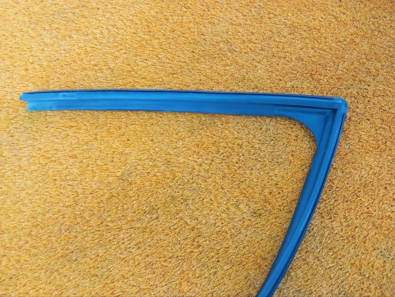 Уплотнитель стекла двери