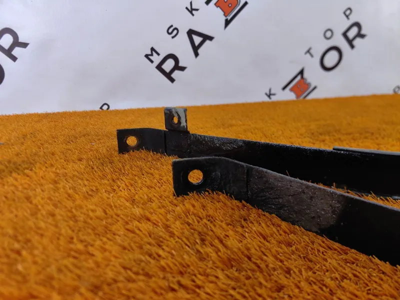 Крепление топливного бака