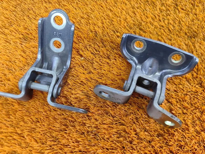 Петля двери