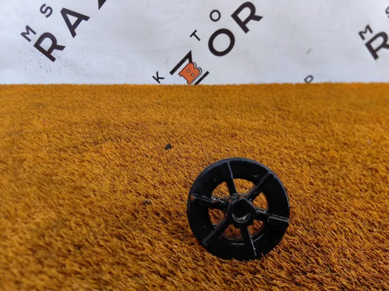 Болт крепления запасного колеса