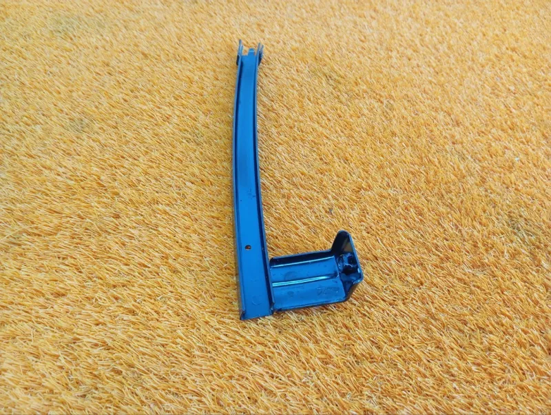 Направляющая стекла двери