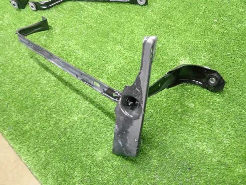 Крепление топливного бака Audi A5 2019 8W0825214A 2 CYR