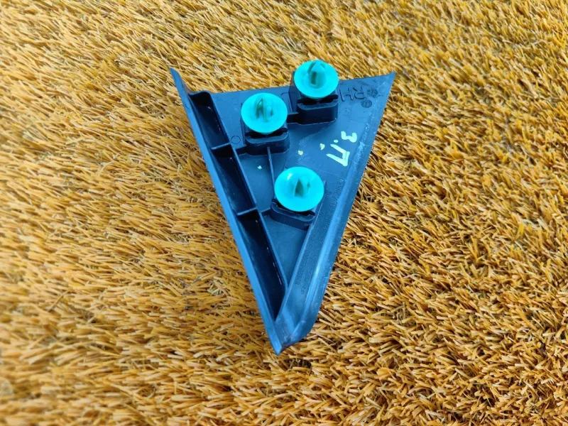 Уголок двери