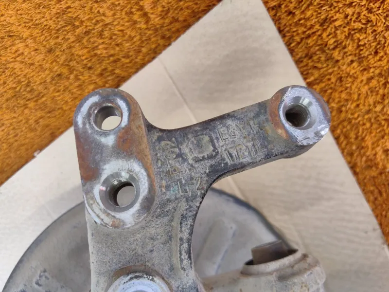 Кулак поворотный