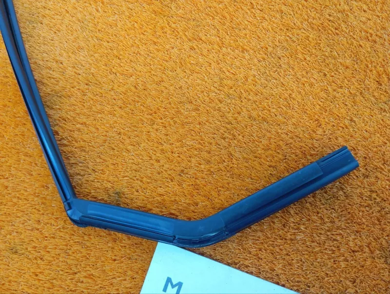 Уплотнитель стекла двери