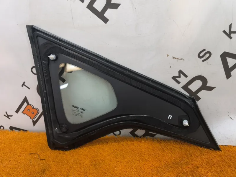 Форточка задняя