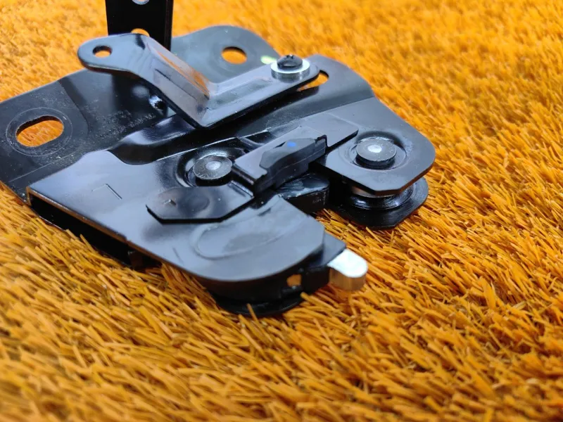 Замок спинки сиденья