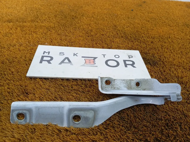 Петля капота