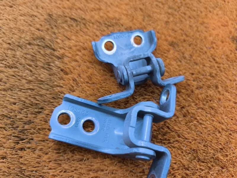 Петля двери