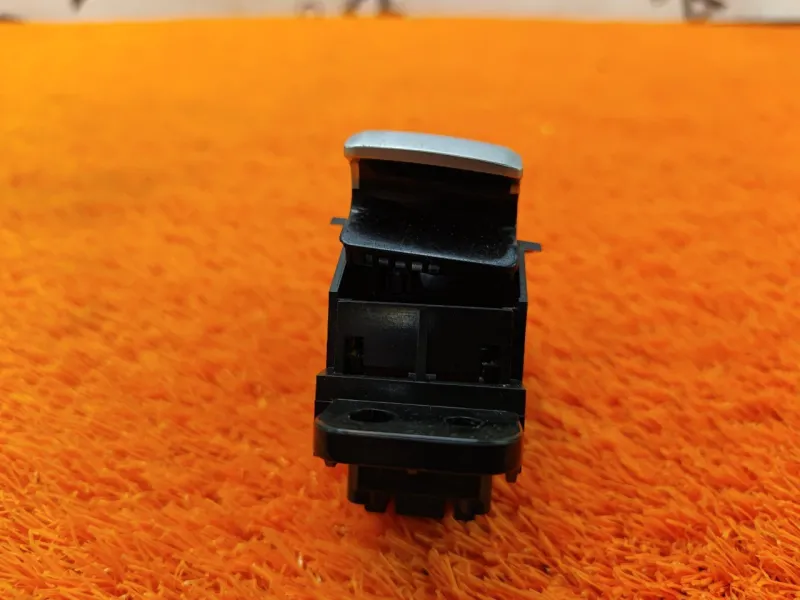 Кнопка стояночного тормоза