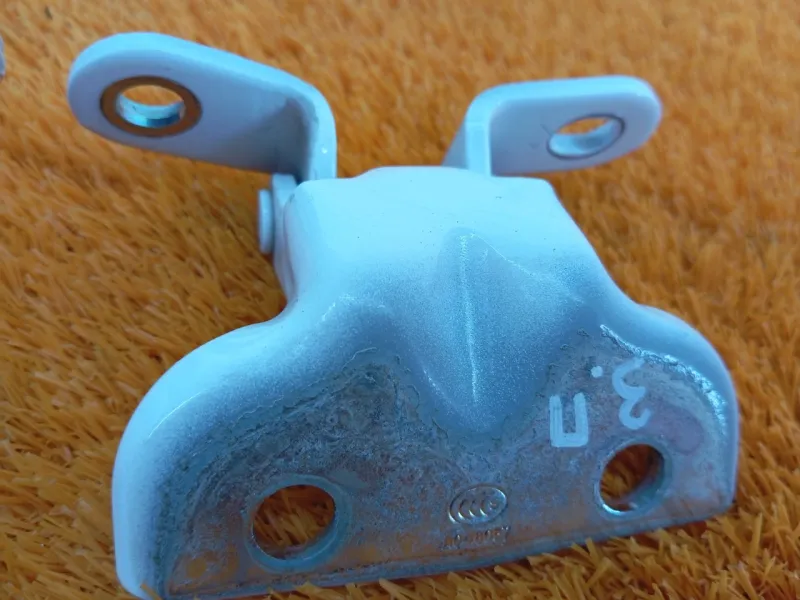 Петля двери