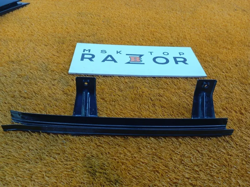 Направляющая стекла двери