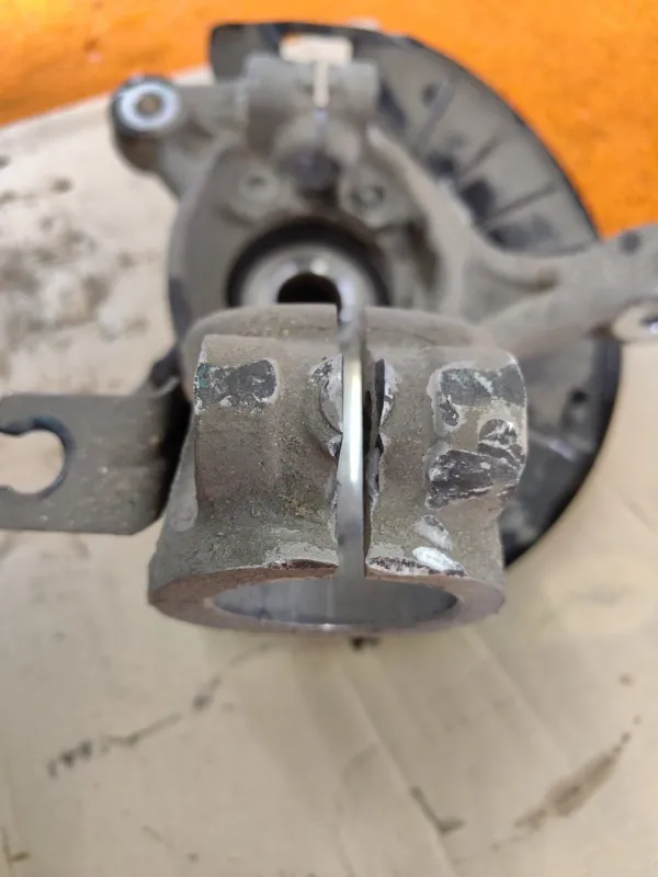 Кулак поворотный