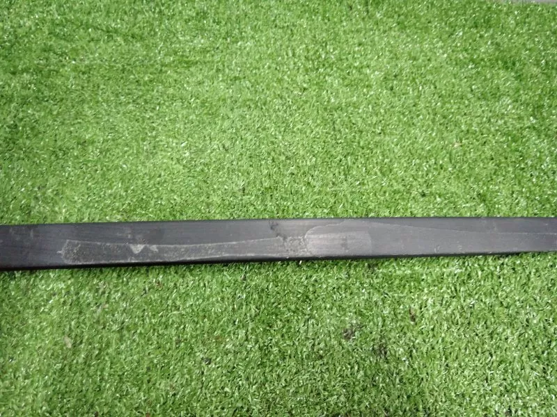 Направляющая стекла двери