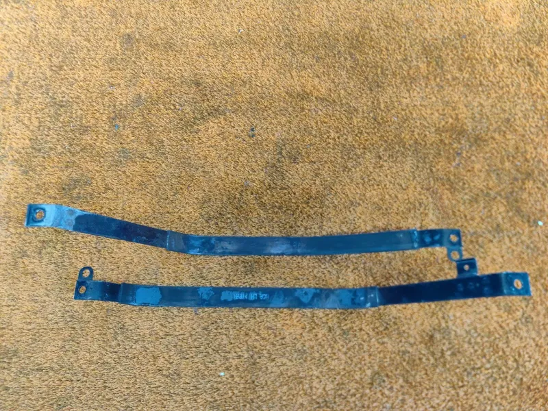 Крепление топливного бака