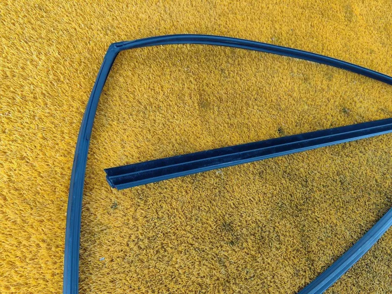 Уплотнитель стекла двери