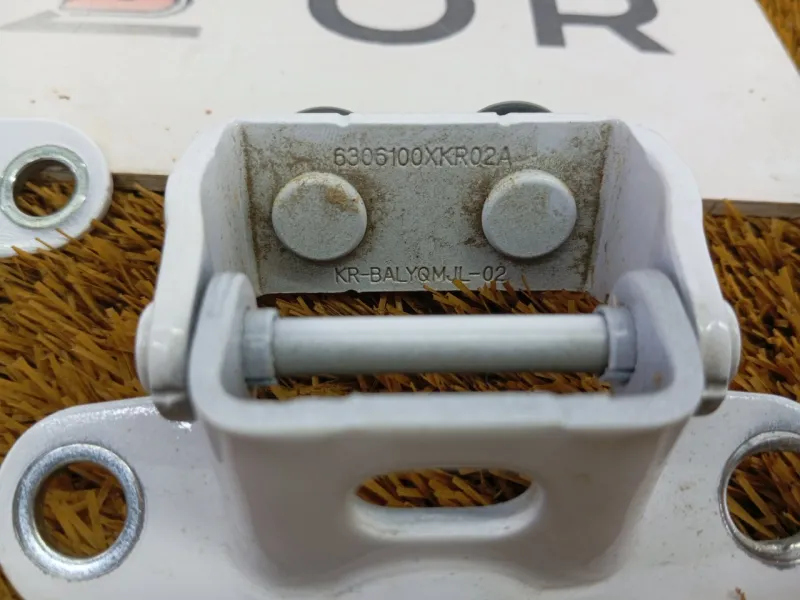 Петля двери багажника