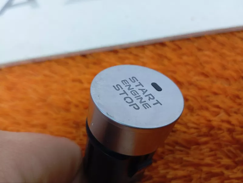 Кнопка запуска двигателя