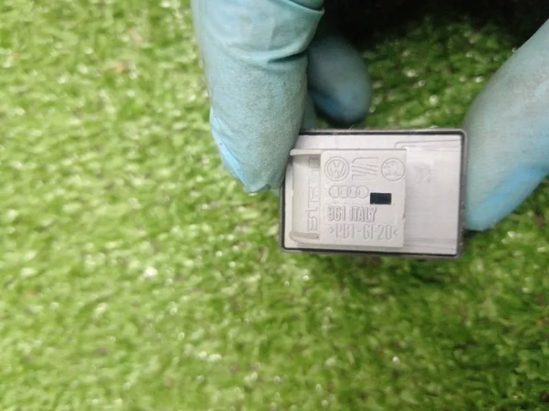 Кнопка стеклоподъемника