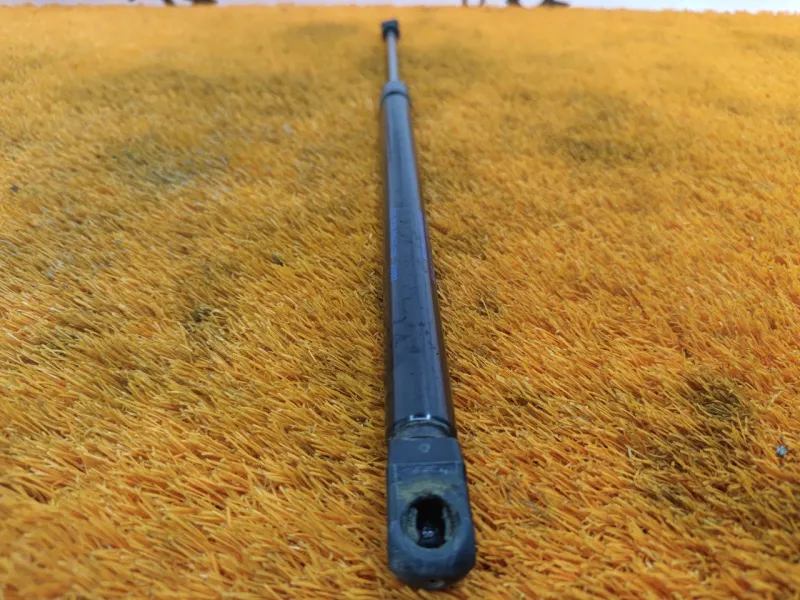 Амортизатор крышки багажника