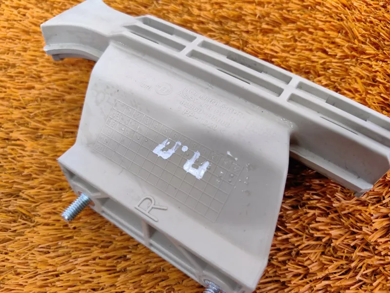 Направляющая стекла двери