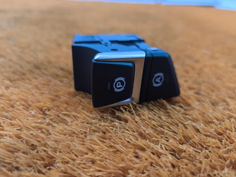 Кнопка стояночного тормоза