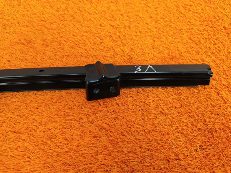 Направляющая стекла двери