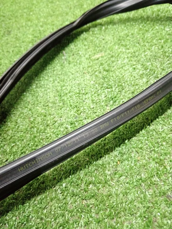 Уплотнитель стекла двери