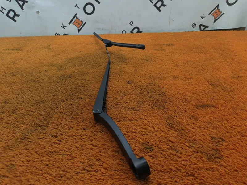 Поводок стеклоочистителя лобового стекла