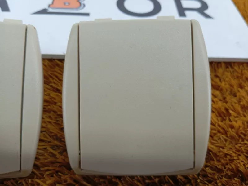 Кронштейн шторки багажника