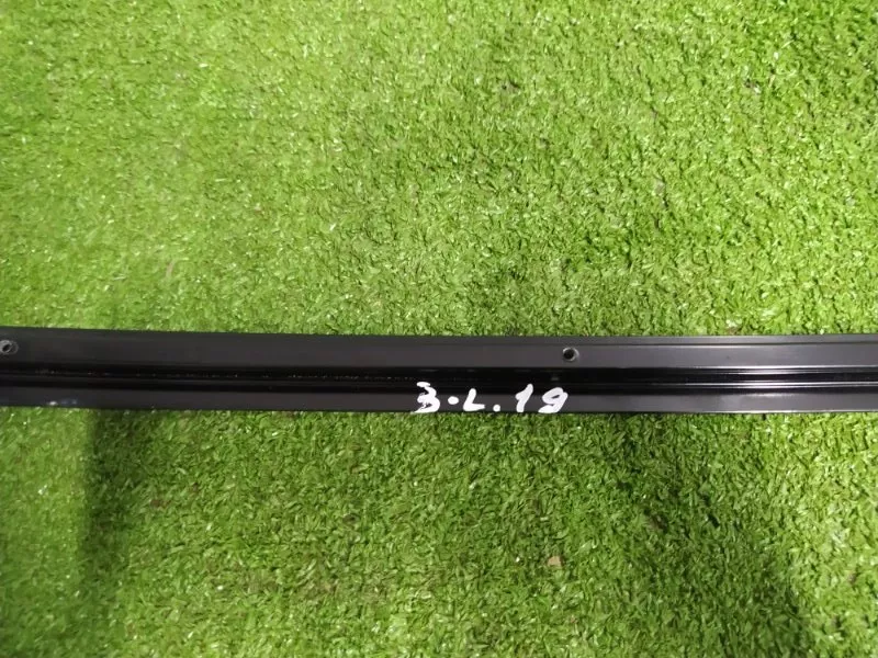 Направляющая стекла двери