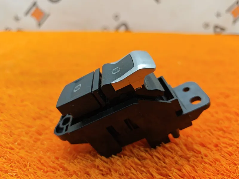 Кнопка стояночного тормоза