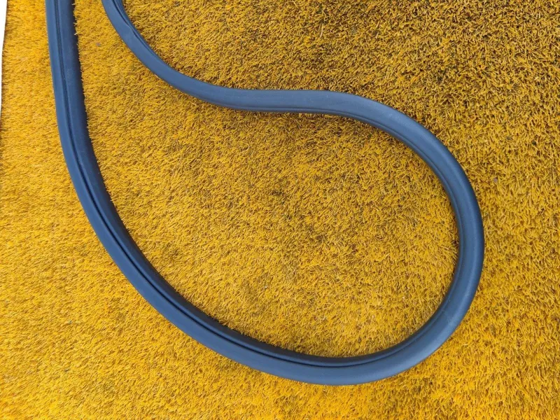 Уплотнитель проема двери