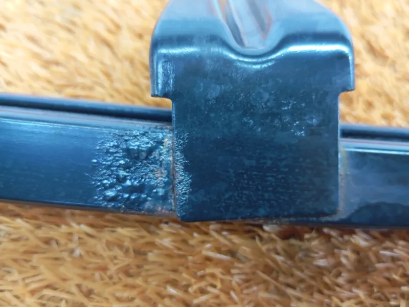 Направляющая стекла двери