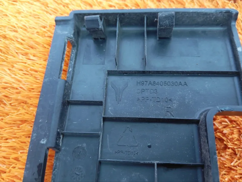 Накладка петли капота