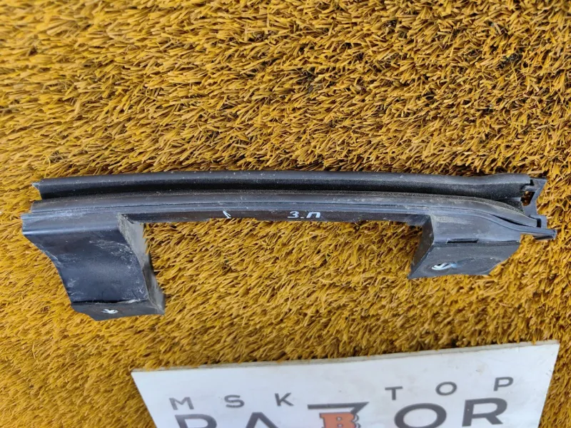 Направляющая стекла двери