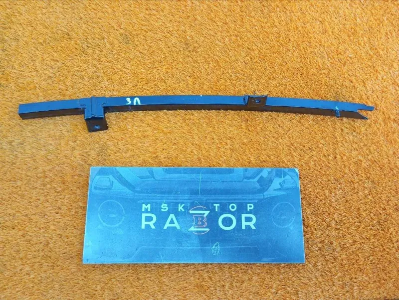 Направляющая стекла двери