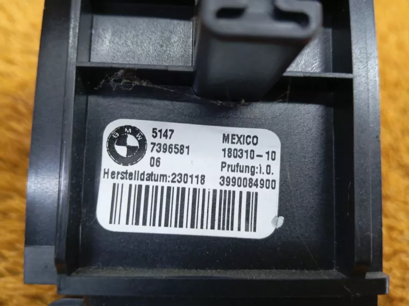 Кронштейн шторки багажника