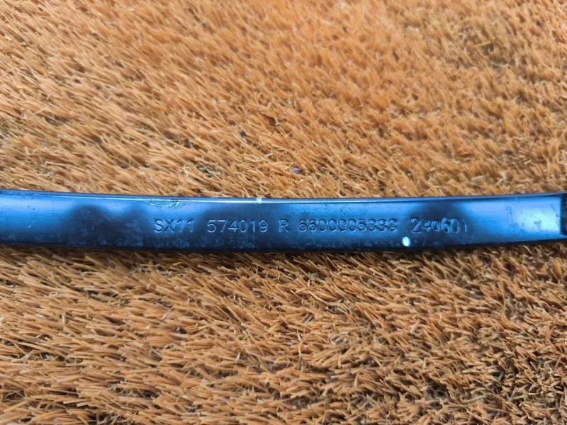 Направляющая стекла двери