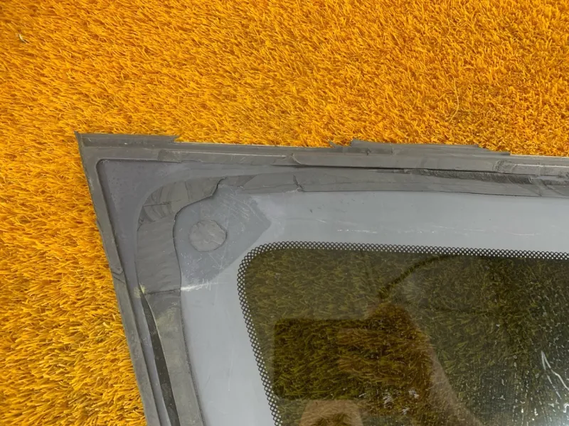 Стекло кузовное глухое