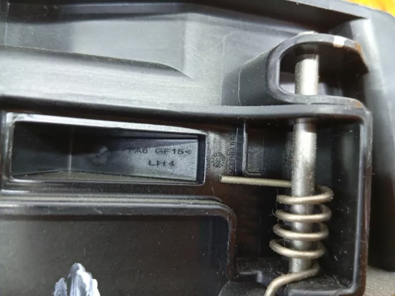 Кронштейн шторки багажника