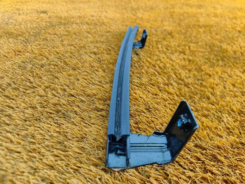 Направляющая стекла двери