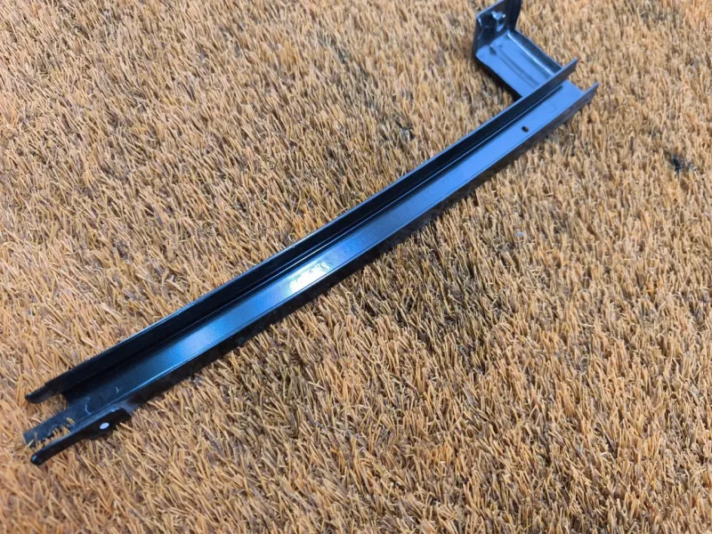 Направляющая стекла двери