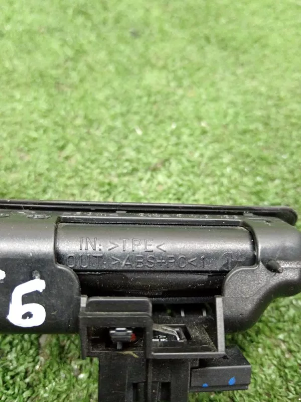 Кнопка открывания багажника