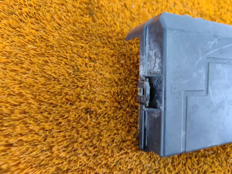 Крышка блока предохранителей