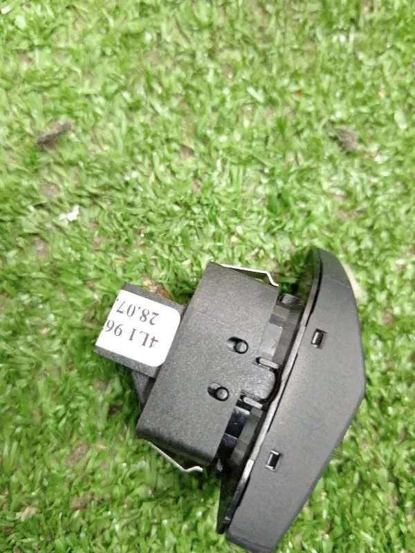 Кнопка открытия двери