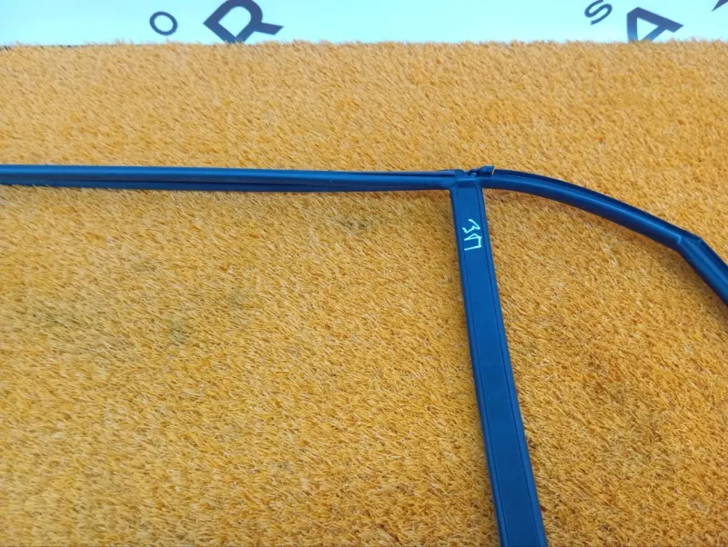 Уплотнитель стекла двери