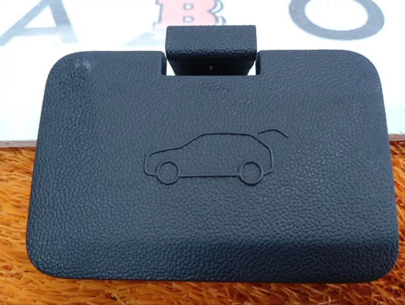 Обшивка двери багажника