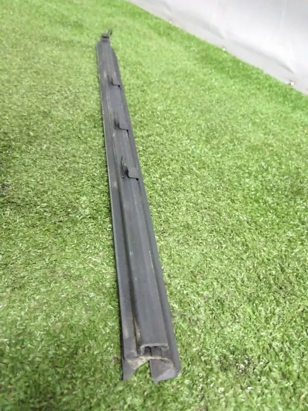 Направляющая стекла двери